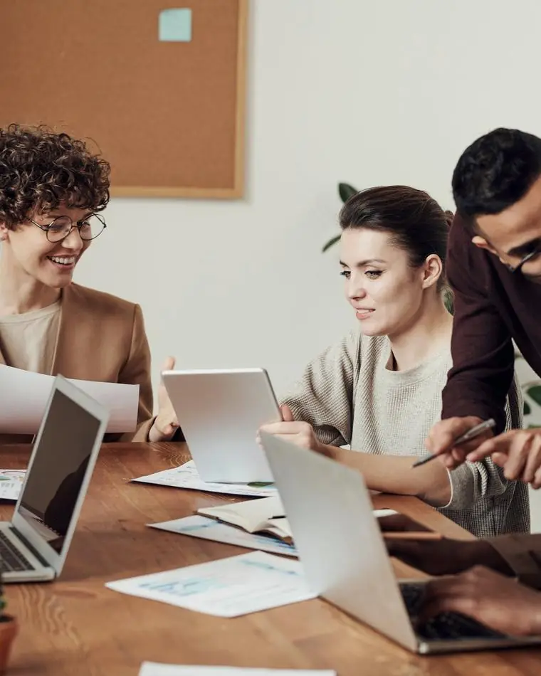 Petite équipe au travail autour d’une table