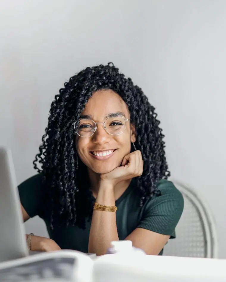 Indépendante souriante à son bureau