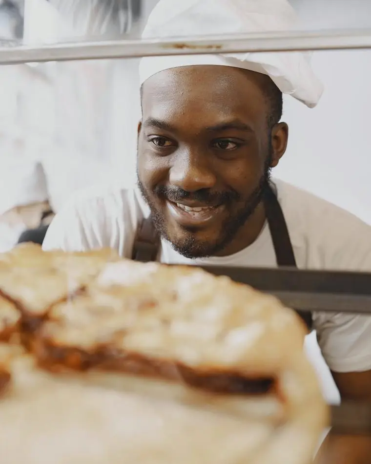 Boulanger souriant derrière son comptoir