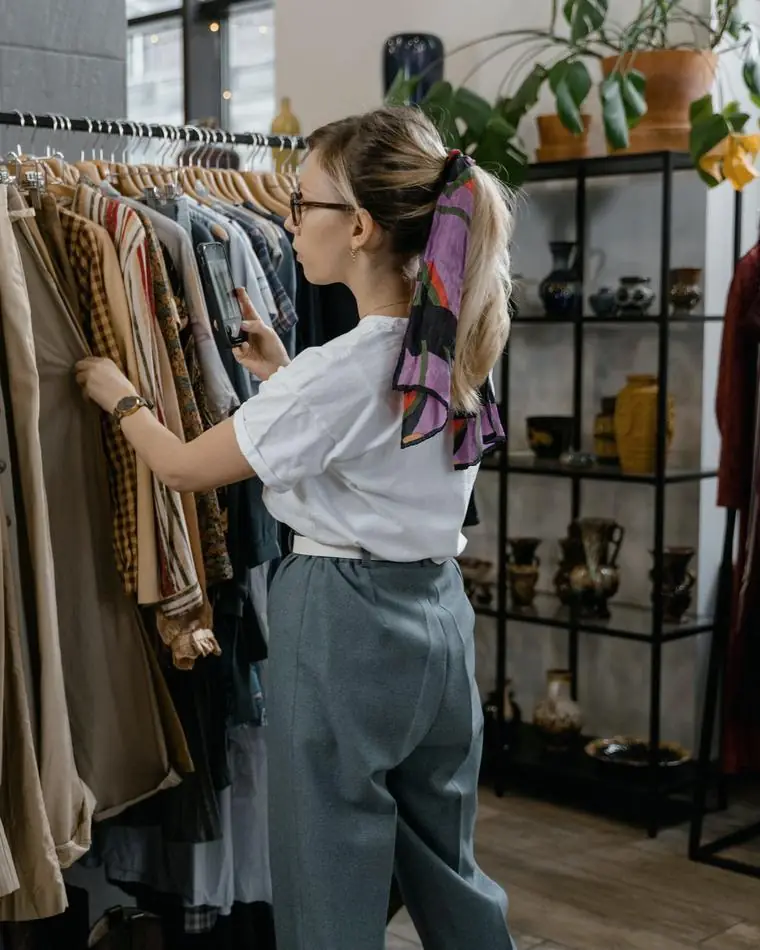 Commerçante arrangeant les vêtements de sa boutique
