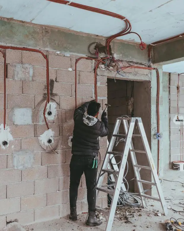 Électricien au travail sur un chantier de rénovation