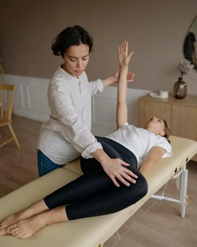 Physiothérapeute avec une patiente